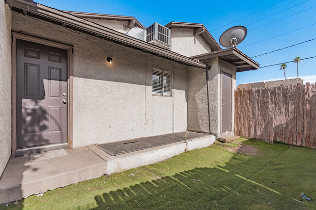 1st Avenue in Mesa, AZ - Foto de edificio - Building Photo