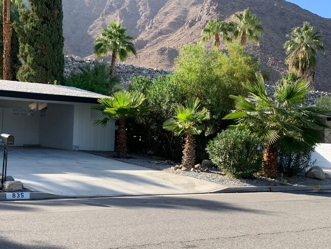 835 N Rose Ave in Palm Springs, CA - Foto de edificio - Building Photo