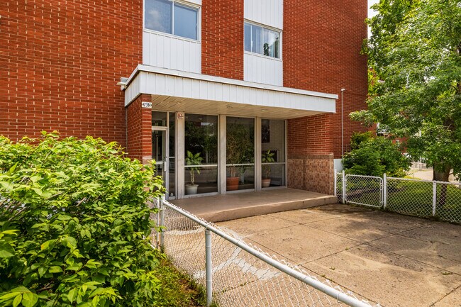 12381 Saint-Jacques Av