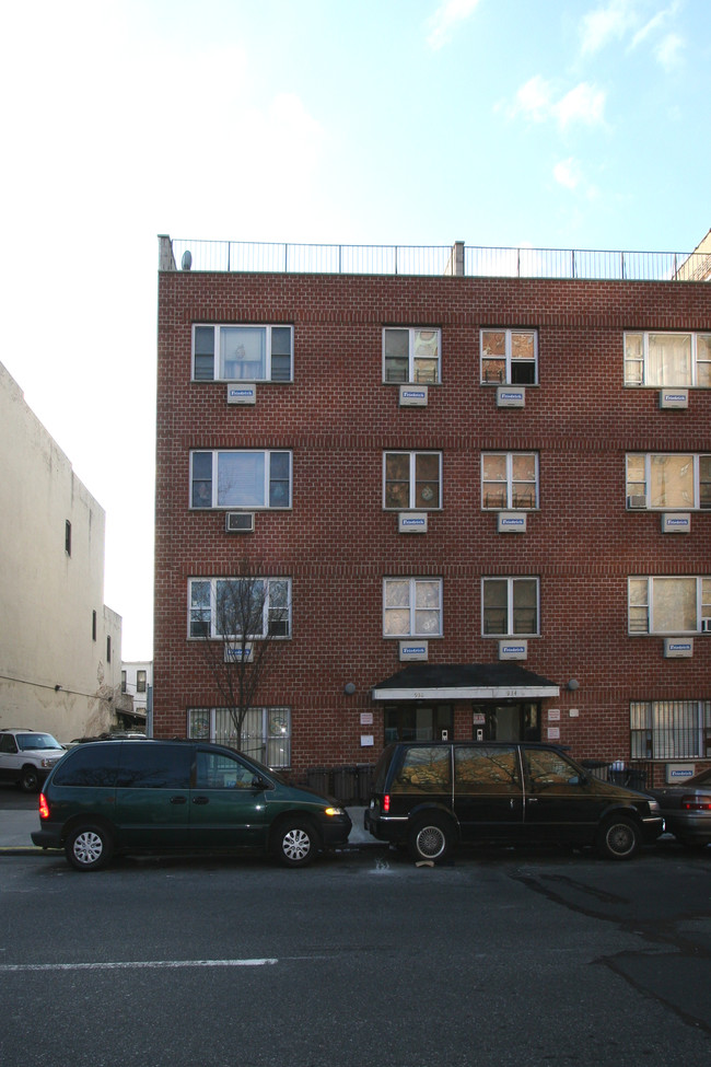 936 Dekalb Ave in Brooklyn, NY - Building Photo - Building Photo