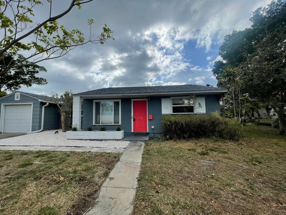 250 37th St N in St. Petersburg, FL - Building Photo