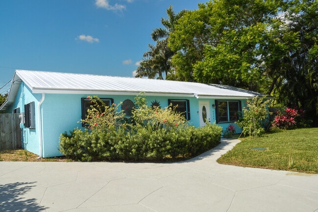 property at 6432 SE Clairmont Pl