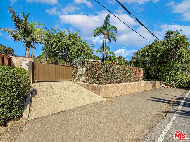 2123 Sycamore Canyon Rd in Montecito, CA - Building Photo - Building Photo