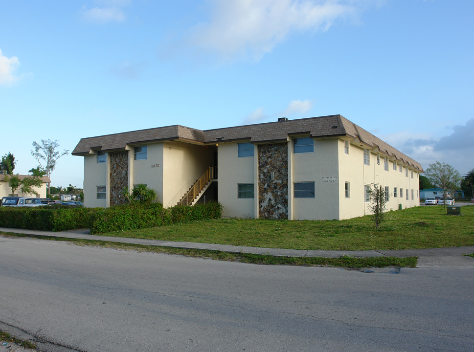 Lakeview Apartments in Davie, FL - Building Photo