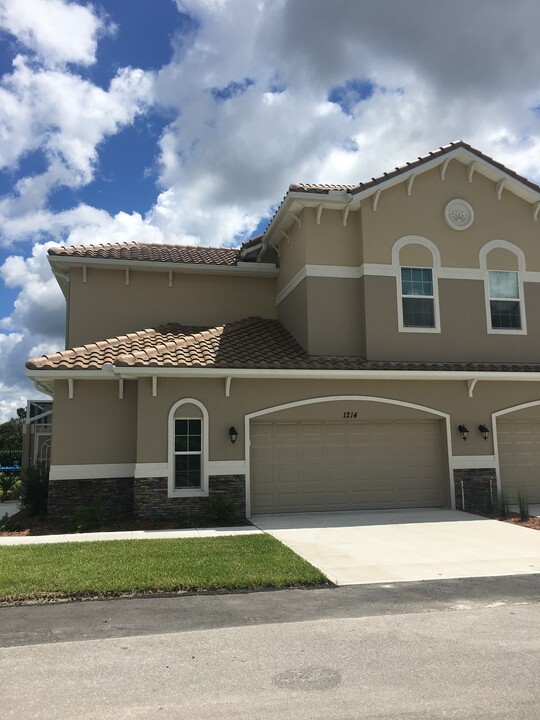 1214 Godavari Way in Wesley Chapel, FL - Building Photo