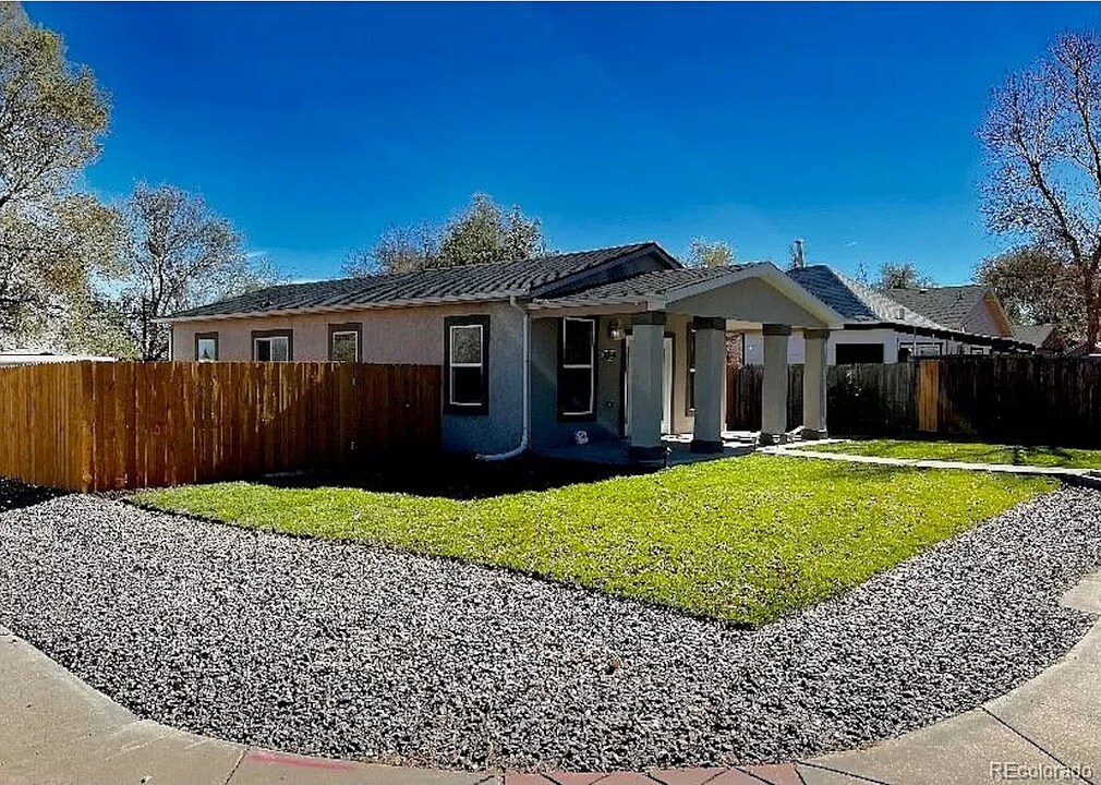 102 S Newton St in Denver, CO - Building Photo