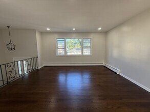 1243 Whelan Pl in Rahway, NJ - Foto de edificio - Building Photo