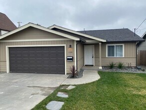 1105 McCullens Ave in Eureka, CA - Building Photo - Building Photo