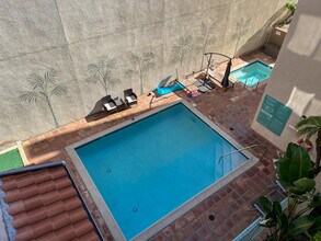 10626 Valley Spring Ln, Unit 304 in Los Angeles, CA - Foto de edificio - Building Photo