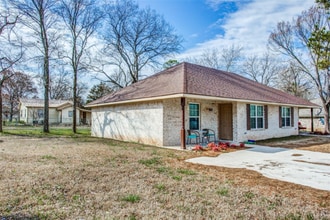 712 Seven Oaks Rd in Bonham, TX - Building Photo - Building Photo