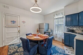 5017 N Meade Ave, Unit 1 in Chicago, IL - Foto de edificio - Building Photo