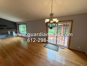 2453 Linwood Ave E in Maplewood, MN - Building Photo - Building Photo