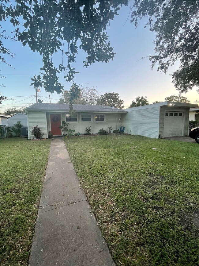 119 Albacore Ave in Galveston, TX - Building Photo - Building Photo