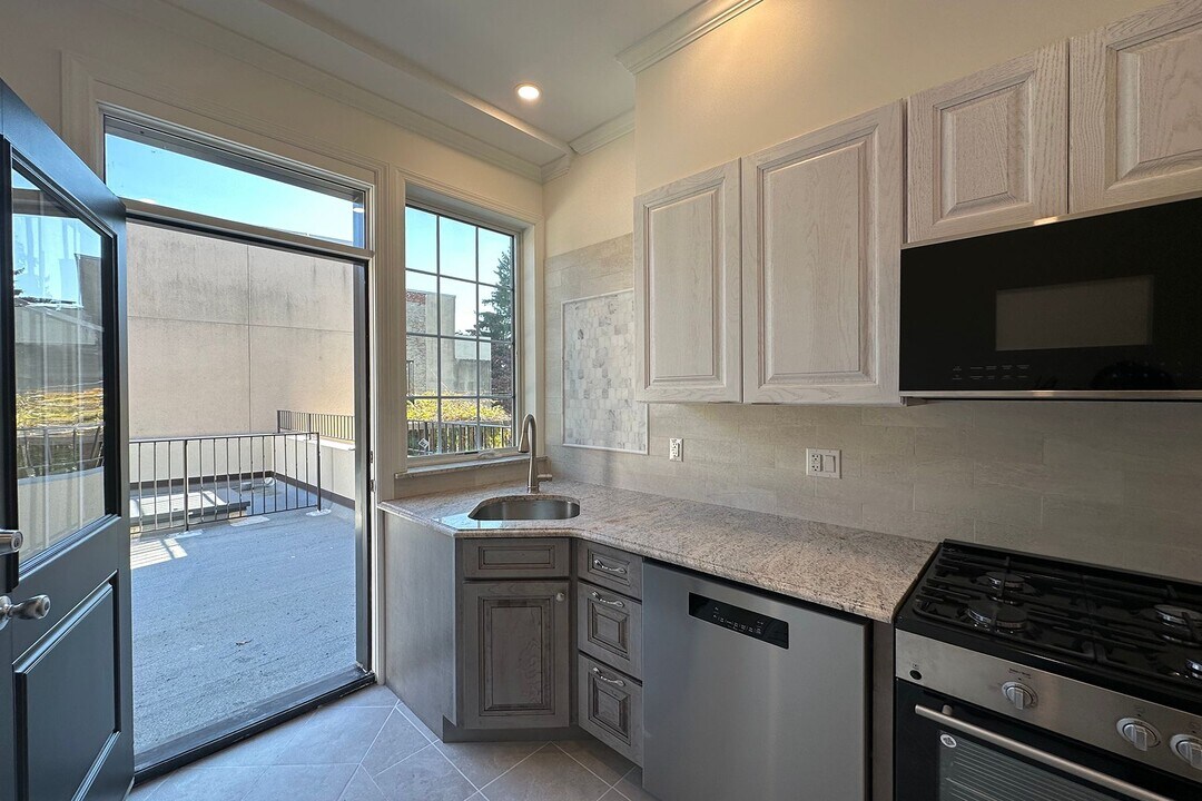 207 Court St in Brooklyn, NY - Building Photo