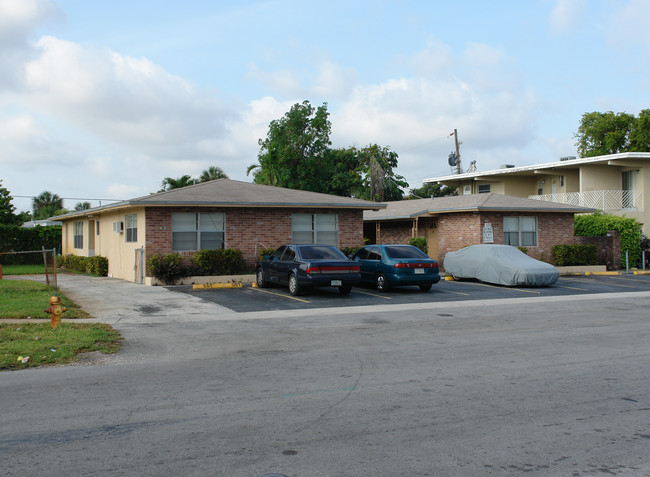 3750 SW 1st St in Fort Lauderdale, FL - Foto de edificio - Building Photo