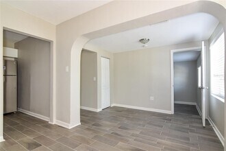 5224 Puritan Ave in Tampa, FL - Foto de edificio - Building Photo