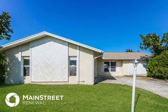 137 SE Manly Ave in Port St. Lucie, FL - Foto de edificio - Building Photo