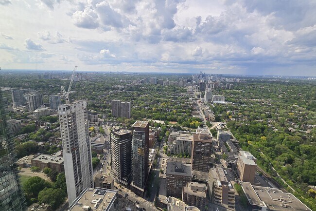 11 Yorkville Ave in Toronto, ON - Building Photo - Building Photo