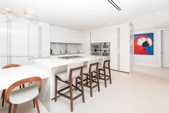 10201 Collins Ave, Unit 1002 in Bal Harbour, FL - Foto de edificio - Building Photo