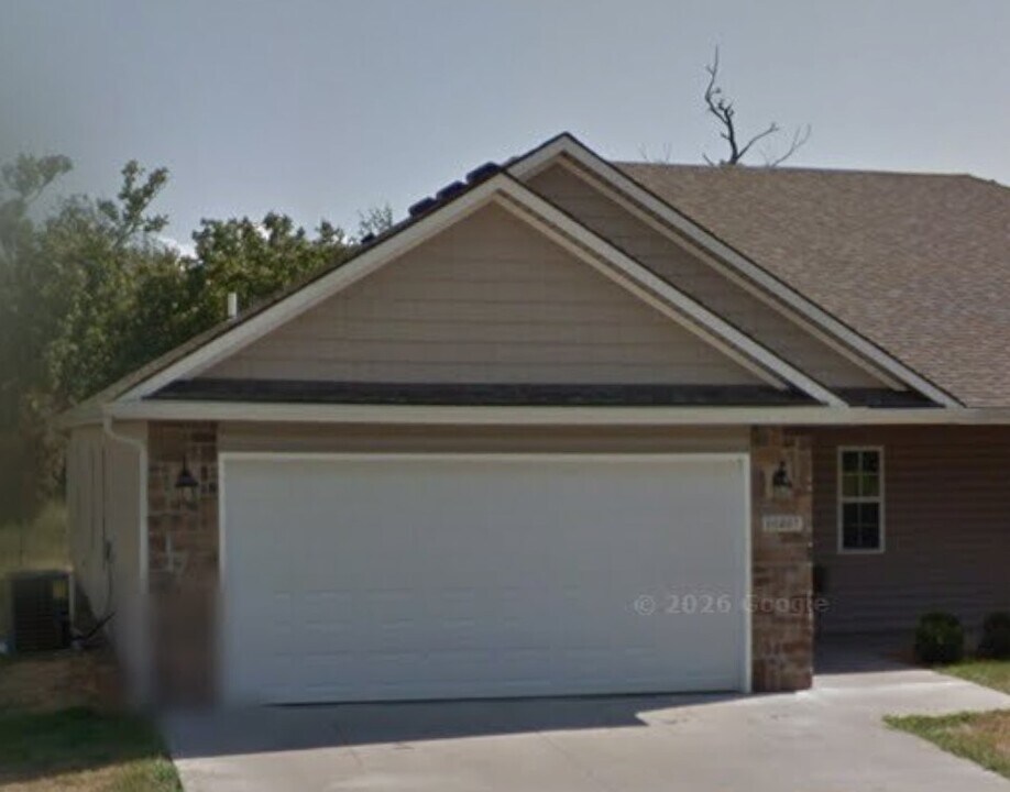 10407 E 45th Terrace in Kansas City, MO - Building Photo