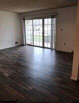 215 Rachel Ct, Unit 215 in Franklin Park, NJ - Building Photo