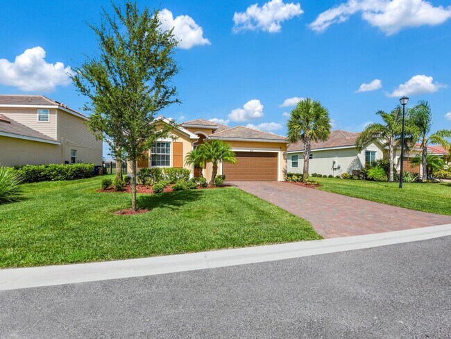 3637 Passion Vine Dr in Alva, FL - Building Photo - Building Photo