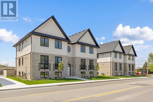 1415 Lesperance Rd in Tecumseh, ON - Building Photo - Building Photo