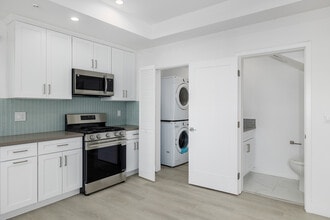 1301 E 27th St in Los Angeles, CA - Building Photo - Interior Photo