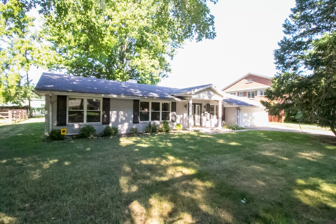 2545 Amara Dr in Toledo, OH - Building Photo