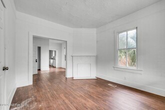 2106 Moncrief Rd in Jacksonville, FL - Building Photo - Building Photo