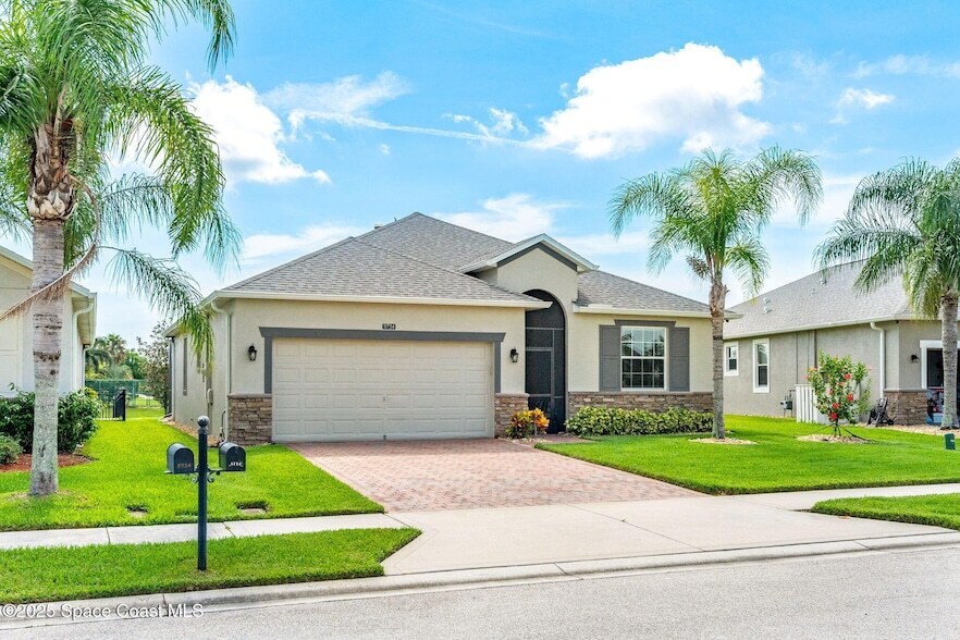 5724 Trieda Dr in Melbourne, FL - Building Photo