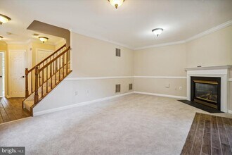 9238 Lorton Valley Rd in Lorton, VA - Foto de edificio - Building Photo