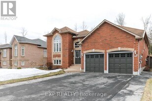 30 Cherry Sands Crescent in Wasaga Beach, ON - Building Photo