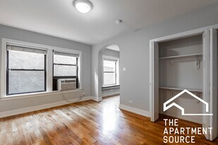 556 W Arlington Pl, Unit 410 in Chicago, IL - Building Photo