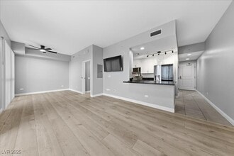 200 W Sahara Ave in Las Vegas, NV - Foto de edificio - Building Photo