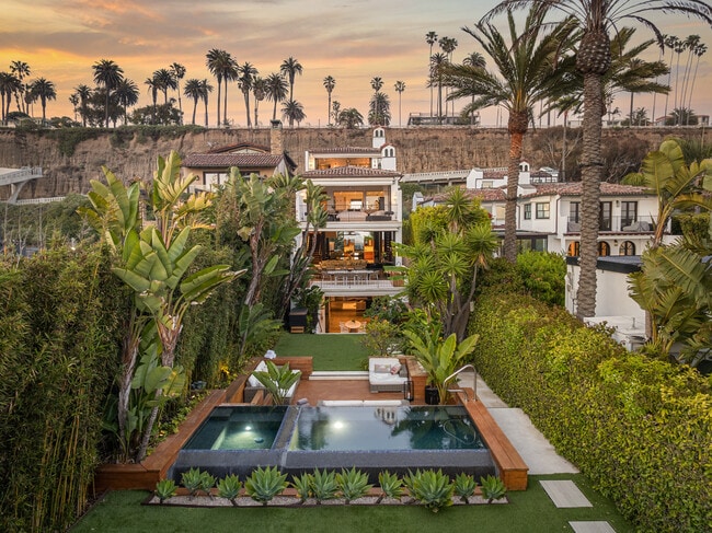 966 Palisades Beach Rd in Santa Monica, CA - Building Photo - Building Photo