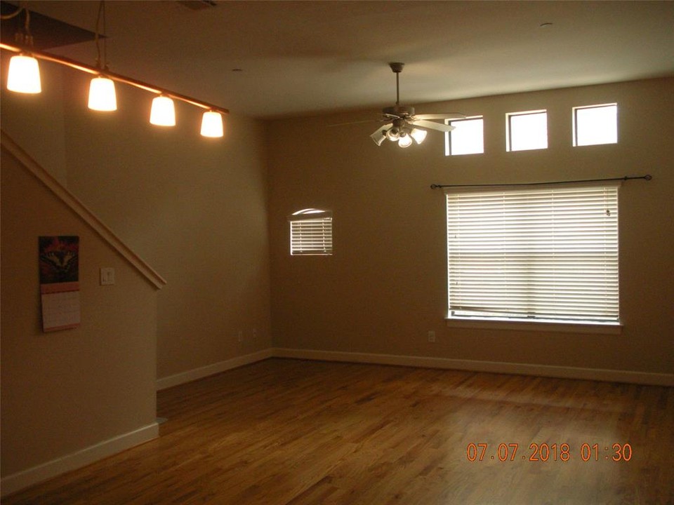 11315 S Main St-Unit -1401 in Houston, TX - Building Photo