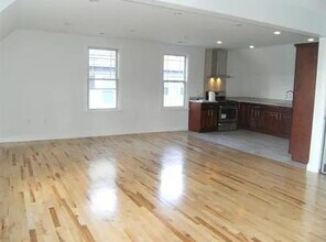 163 Middlesex Ave, Unit 2 in Medford, MA - Foto de edificio - Building Photo