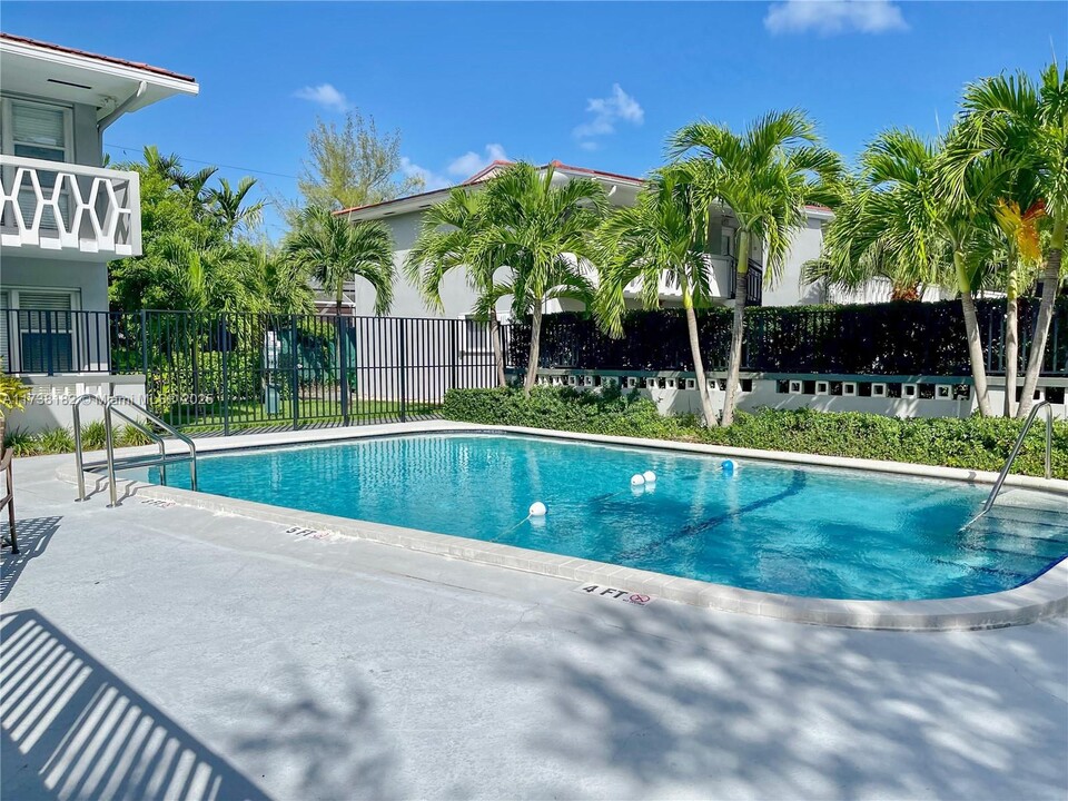35 Edgewater Dr, Unit 103 in Coral Gables, FL - Building Photo