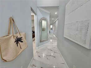 656 108th Ave N in Naples, FL - Foto de edificio - Building Photo
