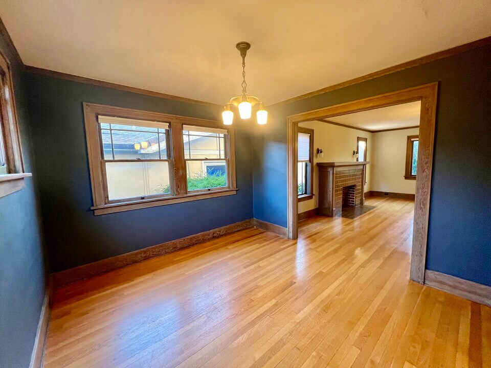 5702 SE Belmont St, Unit Charming and spacious in Portland, OR - Building Photo