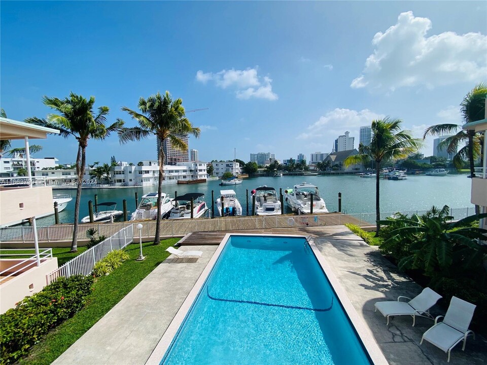 6881 Bay Dr in Miami Beach, FL - Building Photo