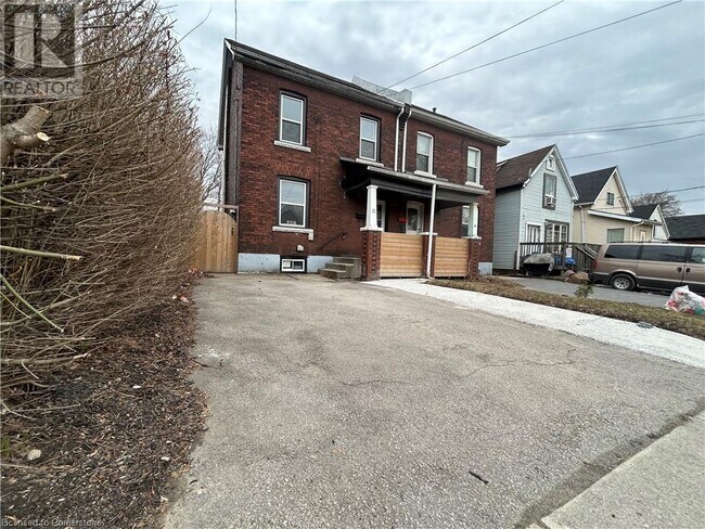 22 Whitfield Ave in Hamilton, ON - Building Photo - Building Photo
