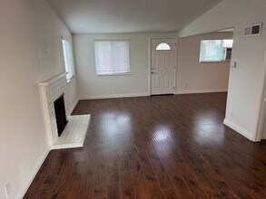 292 16th Pl, Unit A in Costa Mesa, CA - Foto de edificio - Building Photo