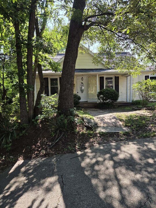 101 Kuykendall St in Madison, NC - Building Photo