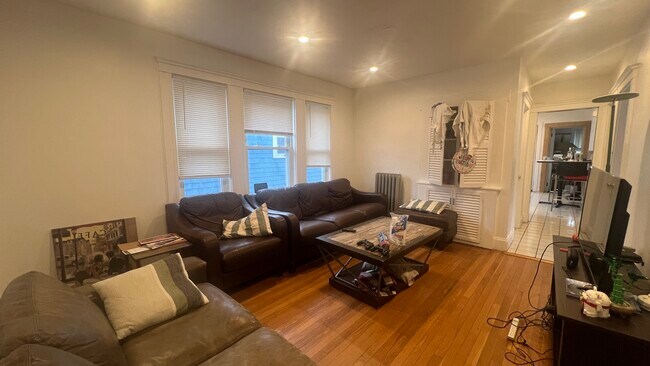 22 Chetwynd Rd, Unit 2 in Somerville, MA - Building Photo - Building Photo