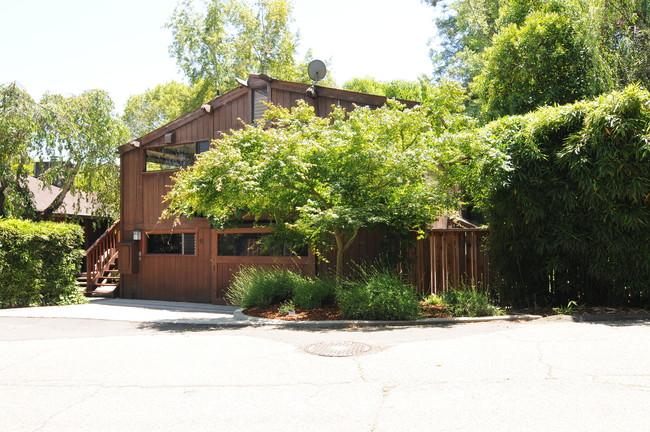 11 Hillside Ave in Kentfield, CA - Foto de edificio - Building Photo