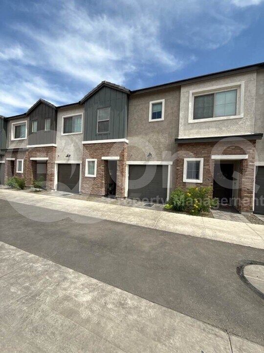 2746 W Red Fox Rd in Phoenix, AZ - Building Photo