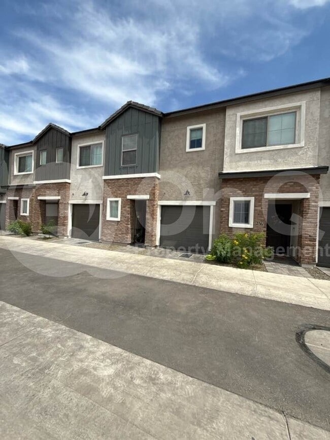property at 2746 W Red Fox Rd
