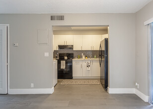 Piper Village West in West Palm Beach, FL - Building Photo - Interior Photo